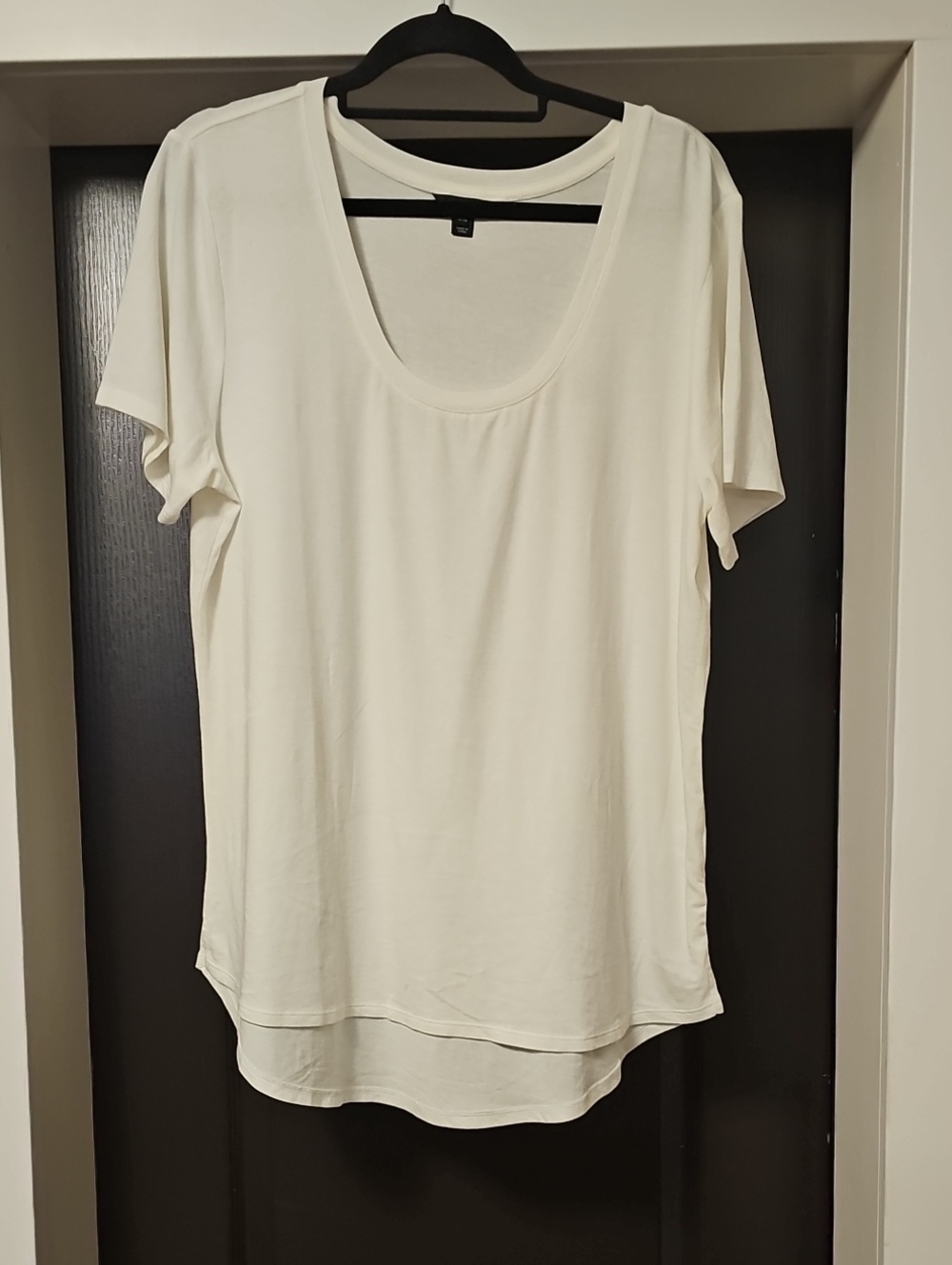 RW&CO. White Scoop Neck Short Sleeve Tee
